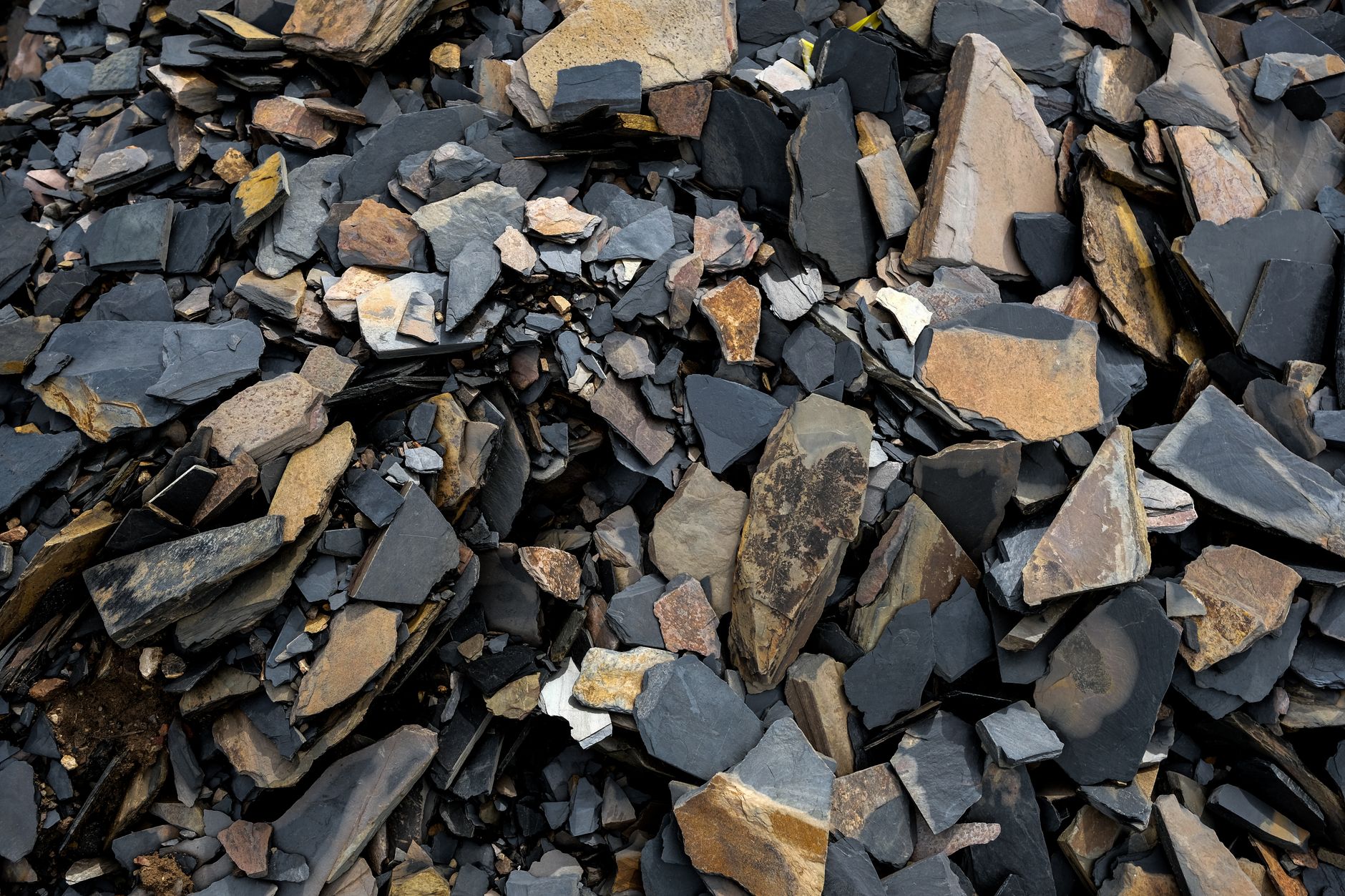 Crushed rockfill material used for placing in thick compacted layers